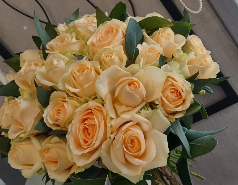 Bouquet  rond de 30 roses pastel  pour une trentième année .EXPRESSION DE FLEURS  