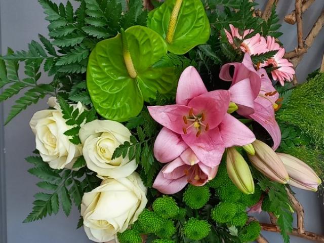 BOUQUET DE ROSES OU COMPOSE , JARDIN DE PLANTES, PLANTE VERTE FLEURIE...