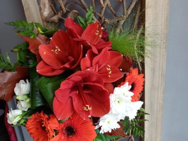 BOUQUET DE ROSES OU COMPOSE , JARDIN DE PLANTES, PLANTE VERTE FLEURIE...