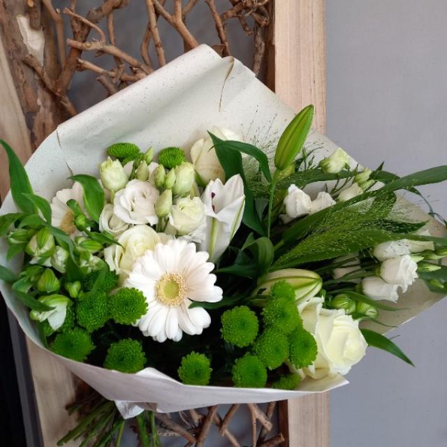 BOUQUET DE ROSES OU COMPOSE , JARDIN DE PLANTES, PLANTE VERTE FLEURIE...