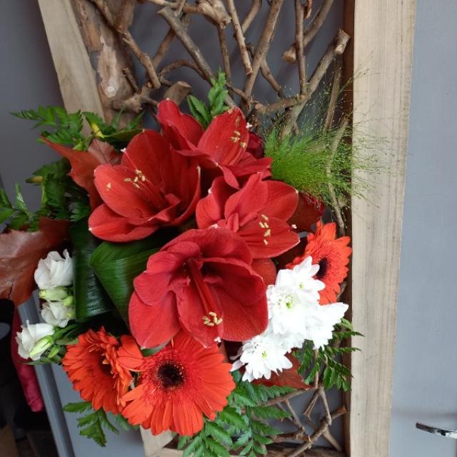 BOUQUET DE ROSES OU COMPOSE , JARDIN DE PLANTES, PLANTE VERTE FLEURIE...