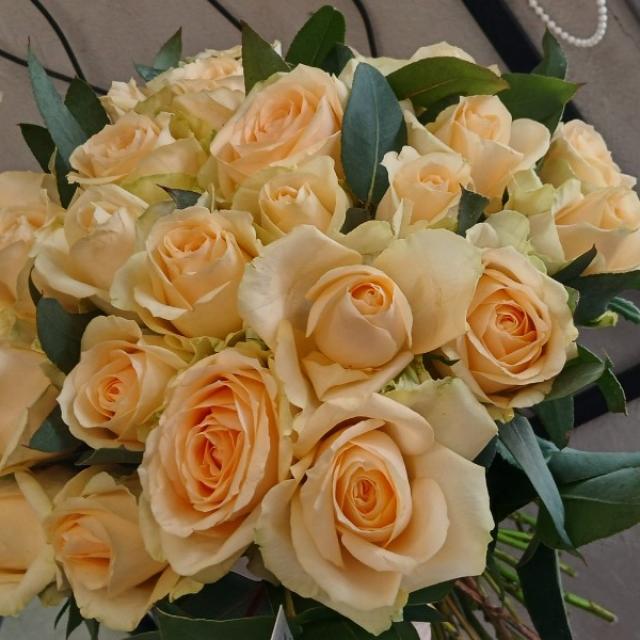 Bouquet  rond de 30 roses pastel  pour une trentième année .EXPRESSION DE FLEURS  